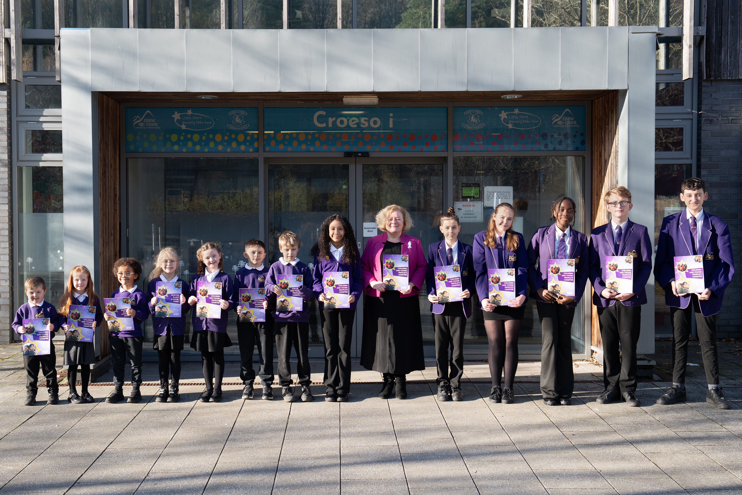 Jane Mudd gyda phlant o Gymuned Ddysgu Ebbw Fawr