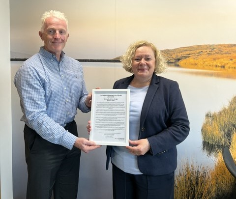 Jane Mudd gyda chynrychiolydd o Project EDWARD