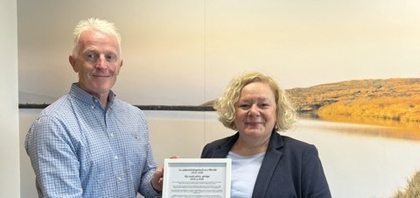 Jane Mudd with representative from Project EDWARD