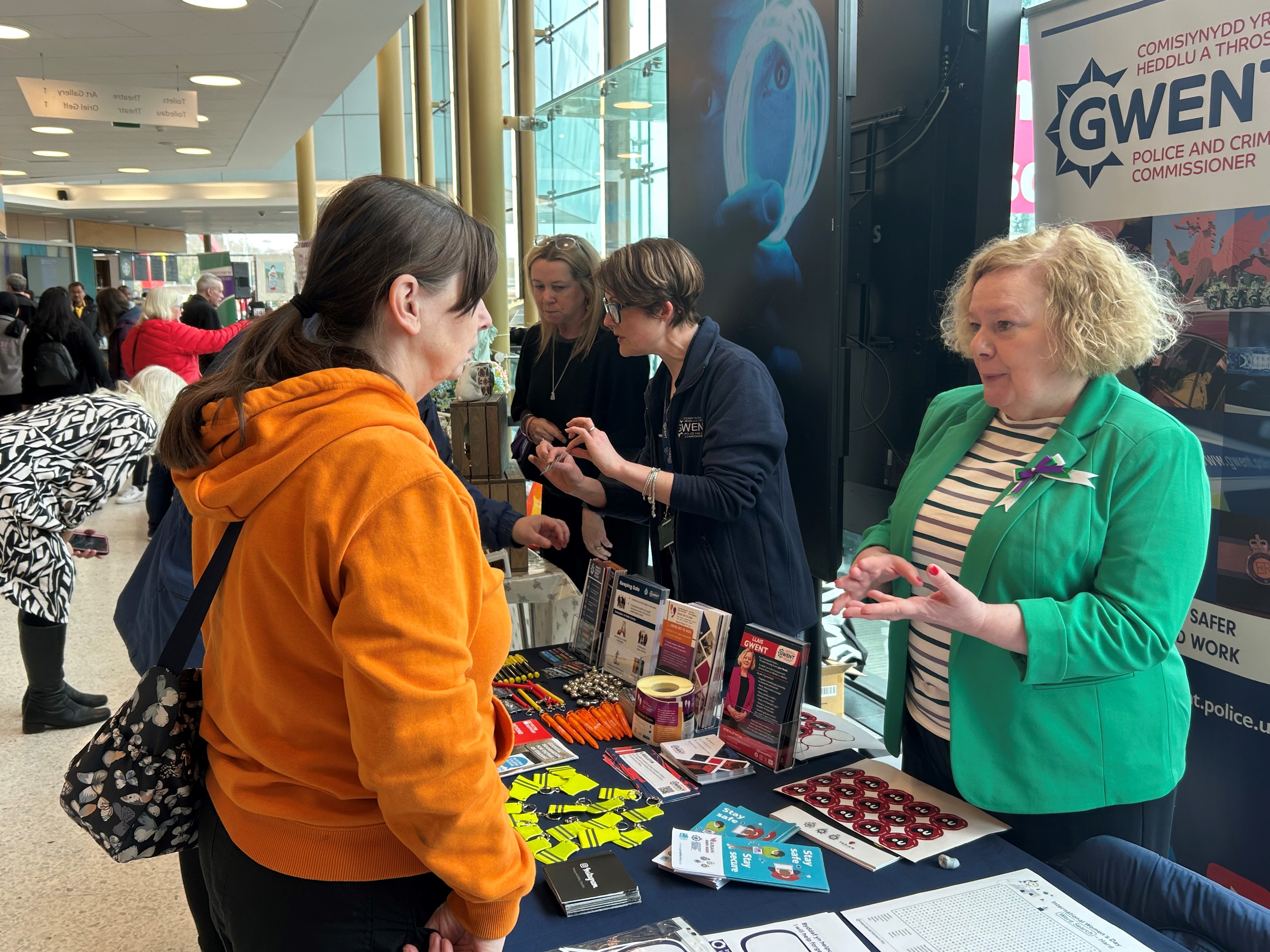 Jane Mudd yn siarad â phreswylydd