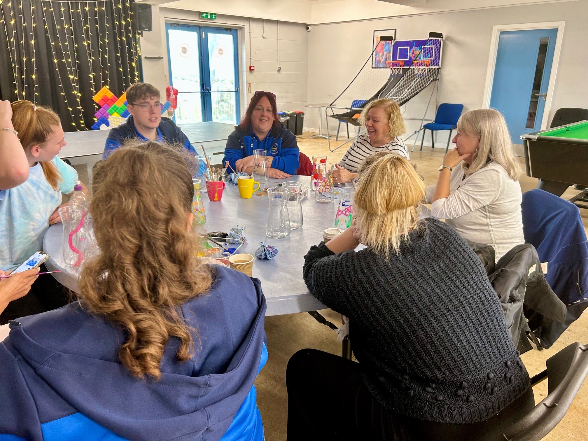 Jane Mudd yn siarad â gweithwyr ifanc