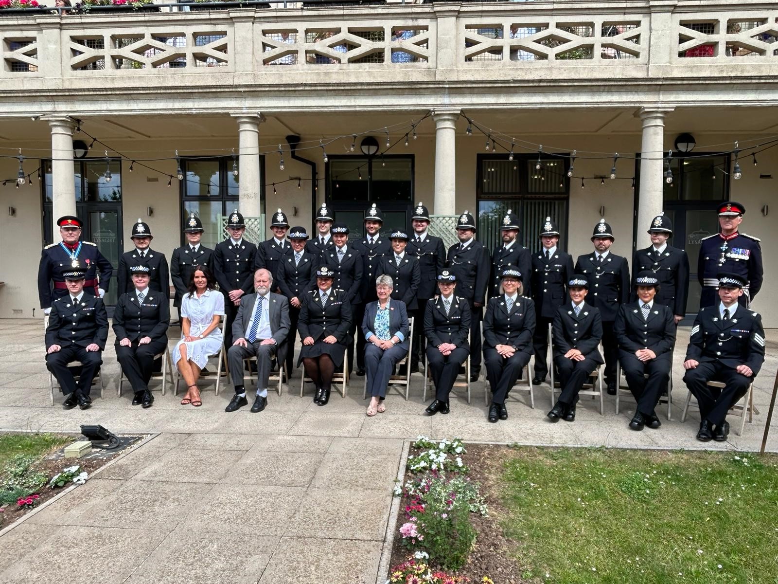 Jeff Cuthbert gyda swyddogion yn yr orymdaith.