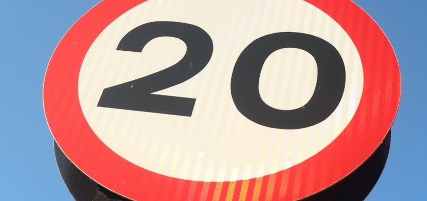 Arwydd 20 milltir yr awr