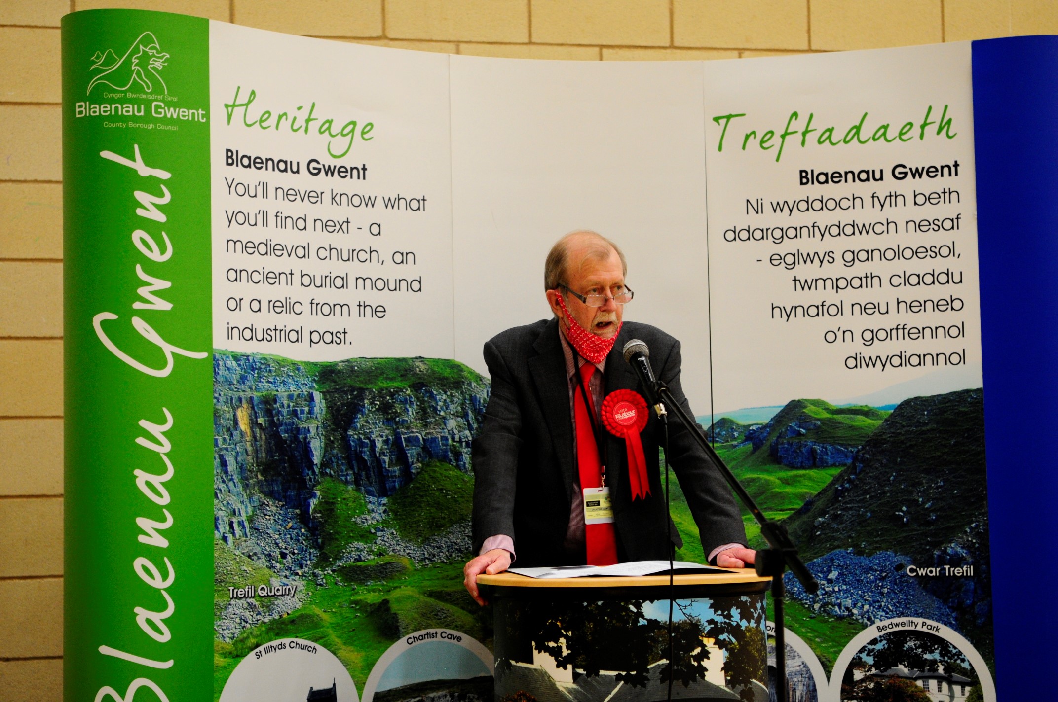 Jeff Cuthbert delivering speech 