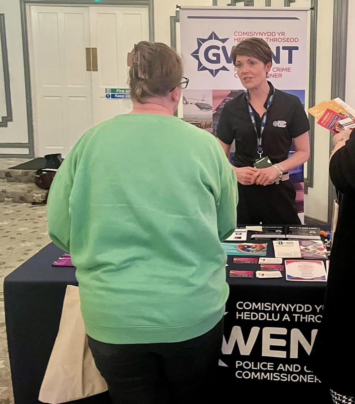 Staff OPCC yn siarad â phreswylwyr