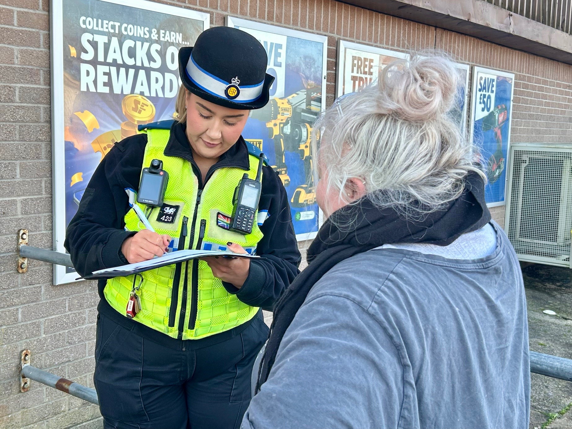 Swyddog cymorth cymunedol yn siarad â phreswylwyr