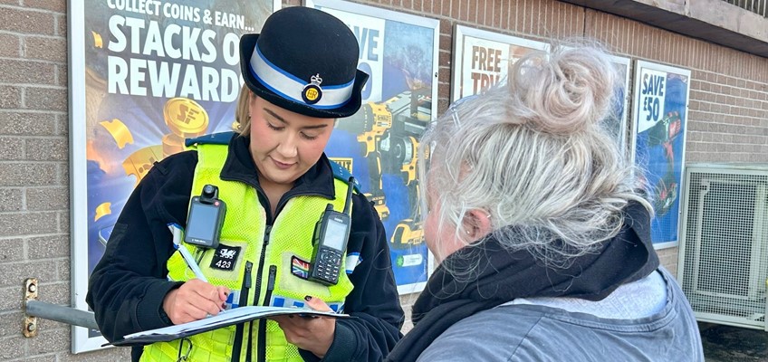 Swyddog cymorth cymunedol yn siarad â phreswylwyr