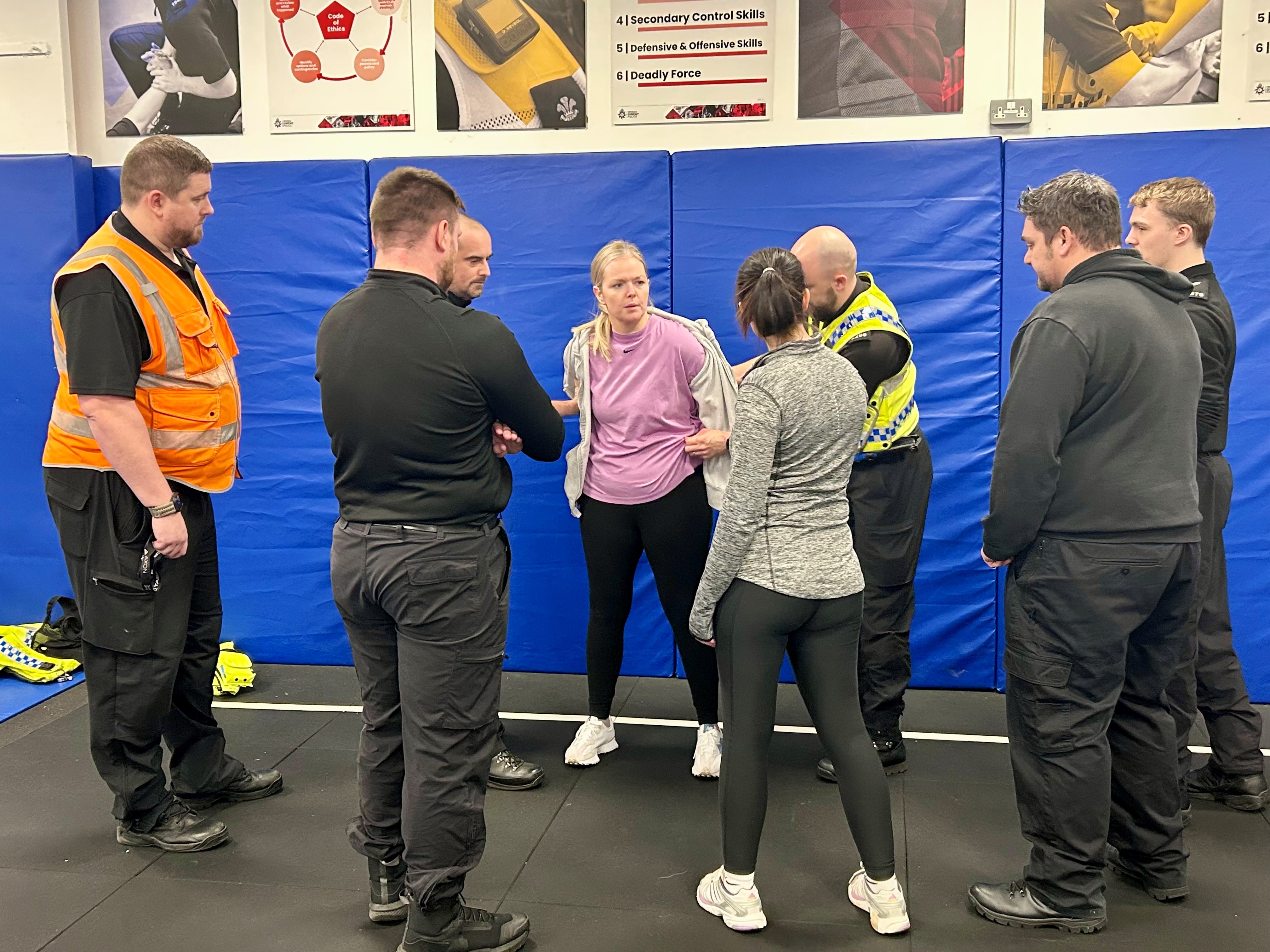 Swyddogion heddlu yn hyfforddi