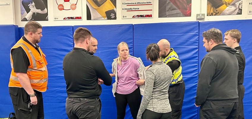 Swyddogion heddlu yn hyfforddi