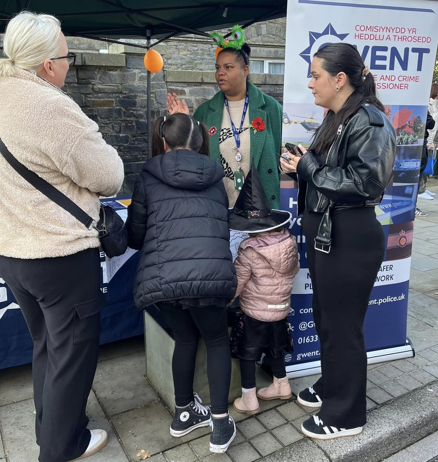 Staff OPCC yn siarad â phreswylwyr