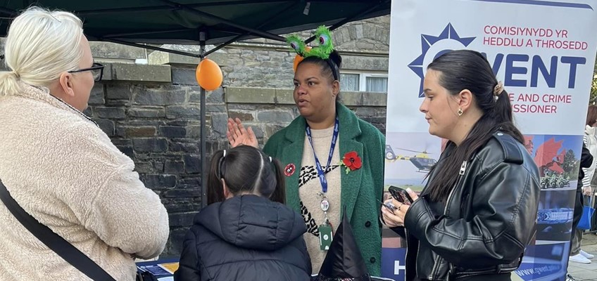 Staff OPCC yn siarad â phreswylwyr