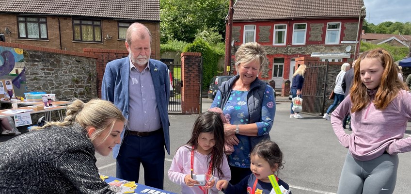 Jeff Cuthbert gyda thrigolion lleol