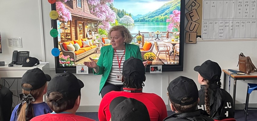 Jane Mudd talking to children