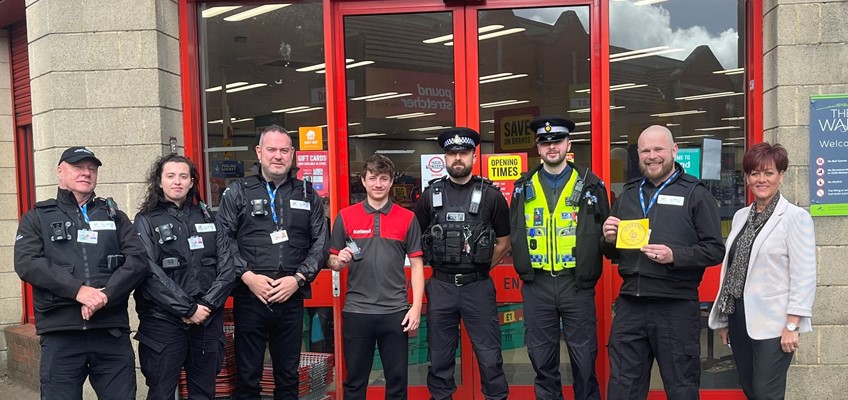 Swyddogion heddlu a staff y cyngor gyda gweithwyr manwerthu