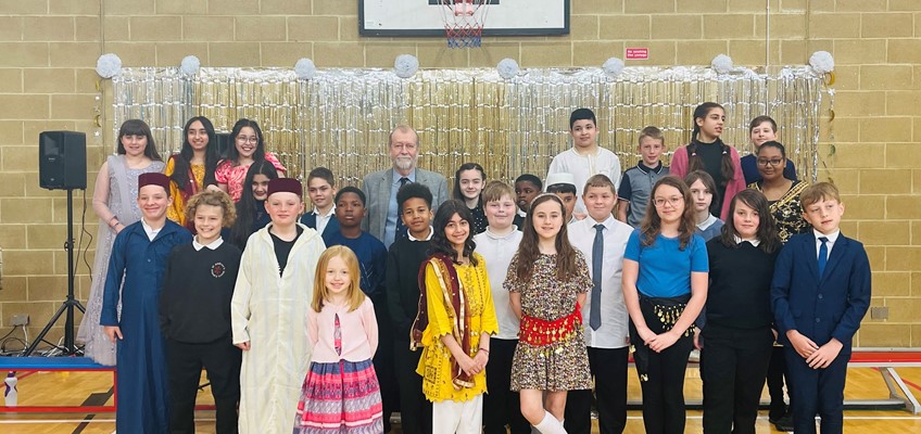 Disgyblion Ysgol Gynradd St Andrew yn sefyll gyda Chomisiynydd Heddlu a Throsedd Gwent.