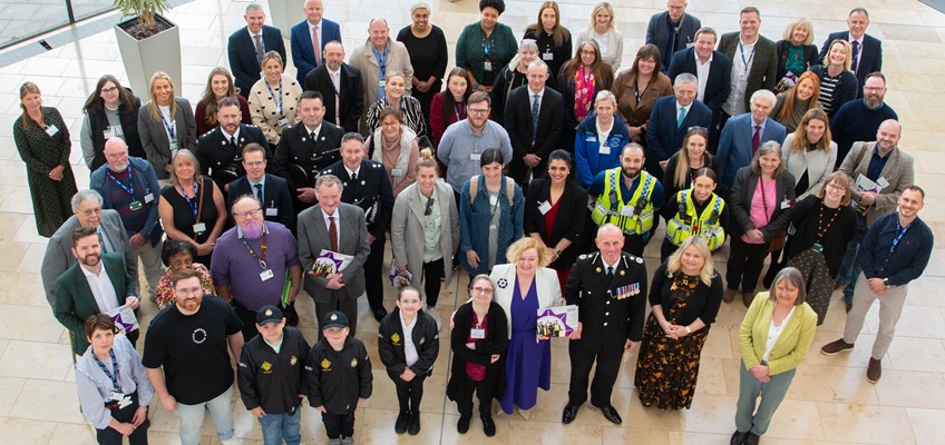 Daeth Jane Mudd ynghyd â phartneriaid am lun