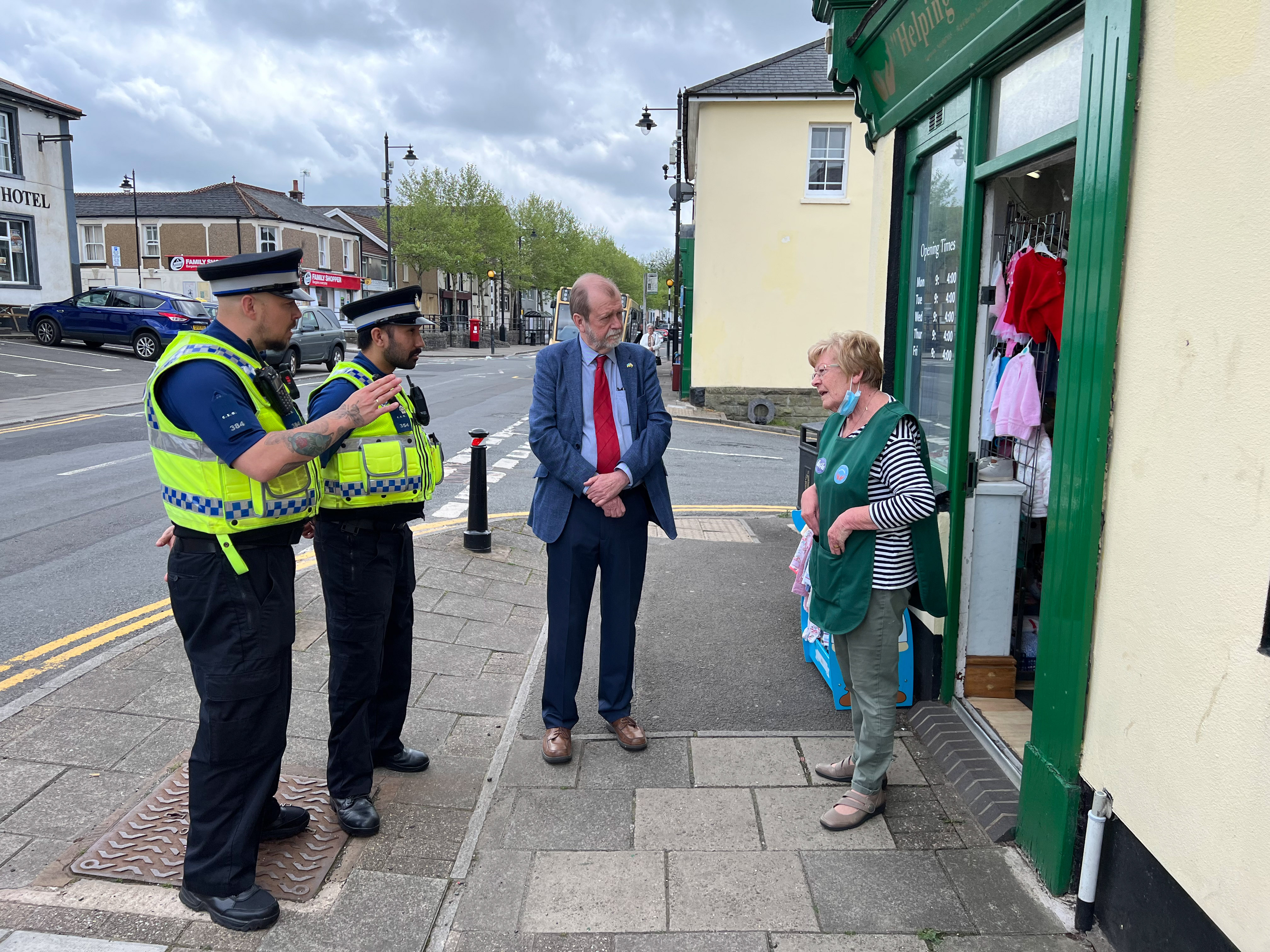 Jeff Cuthbert a Swyddogion Cymorth Cymunedol yn cwrdd â phreswylydd lleol