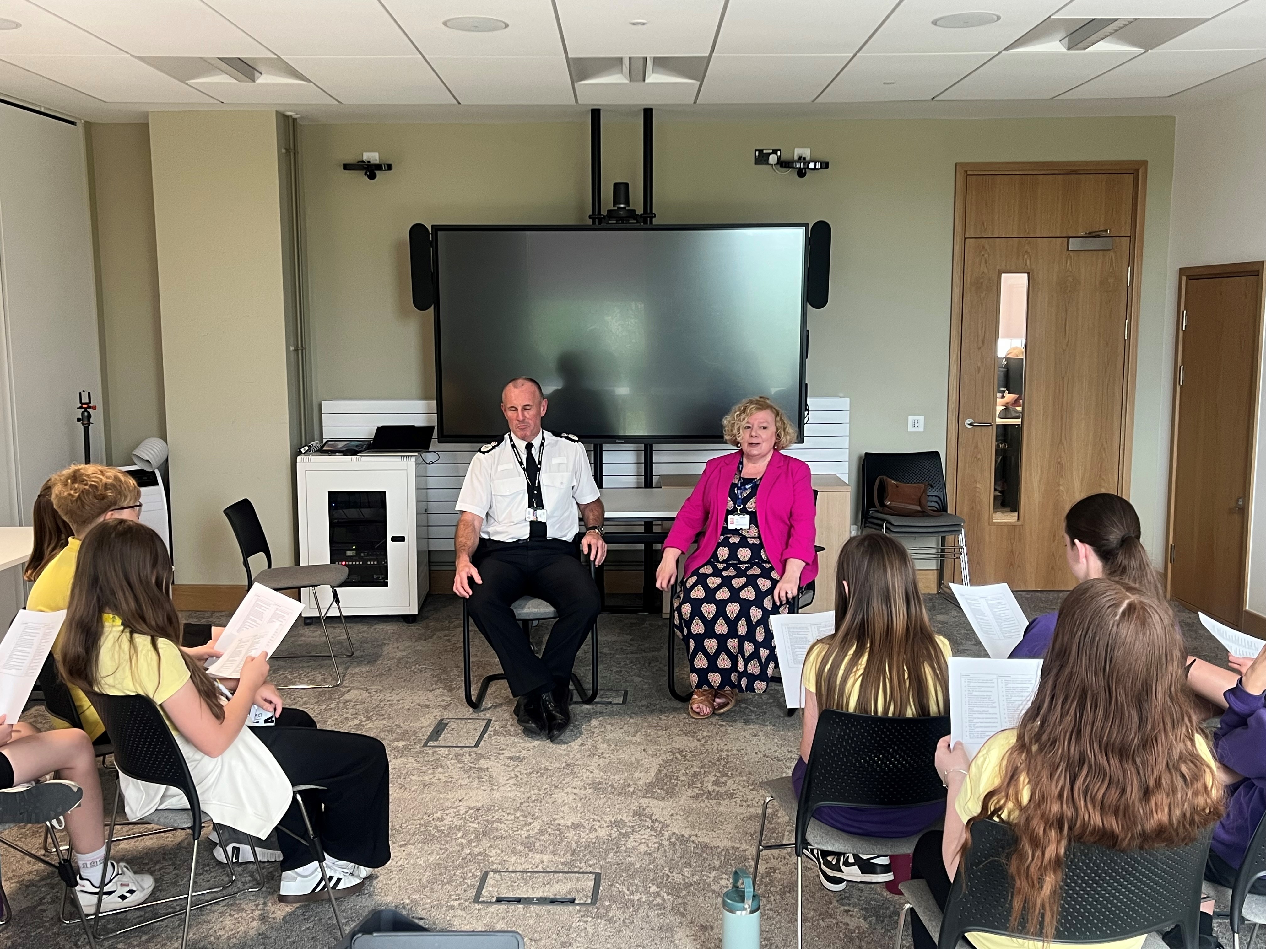 PCC Jane Mudd a CC Mark Hobrough yn siarad â phlant