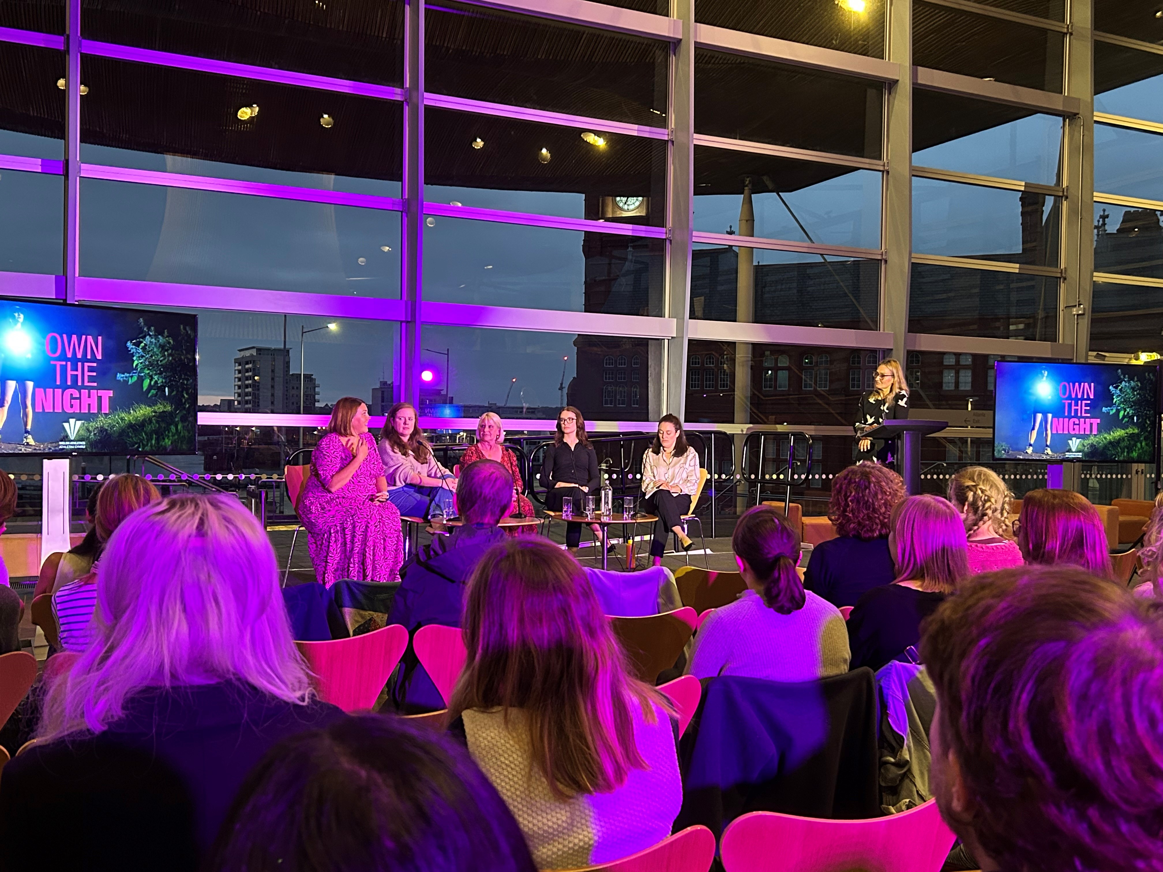 panel mewn cynhadledd