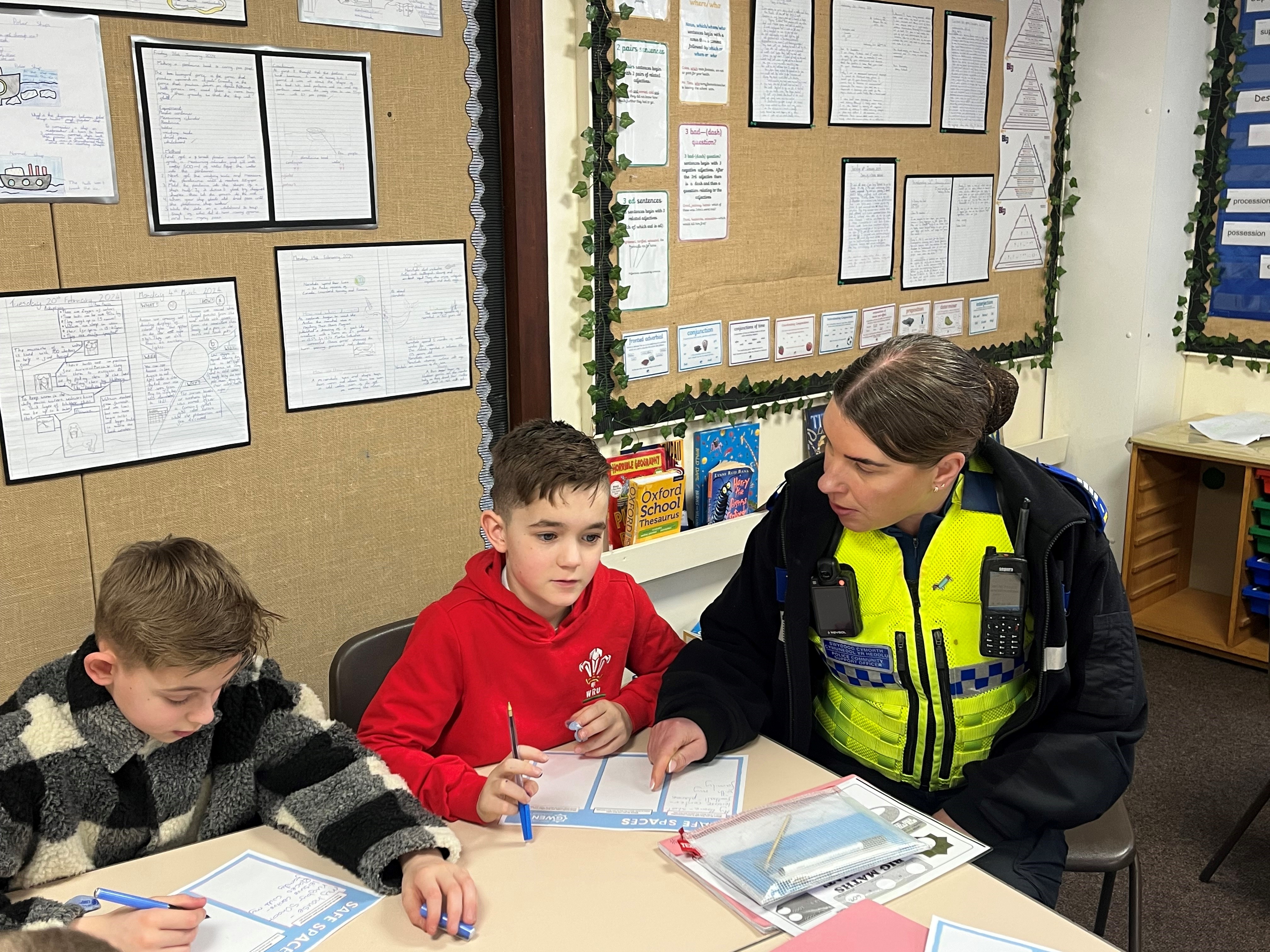 CSO Hodges yn siarad gyda disgyblion