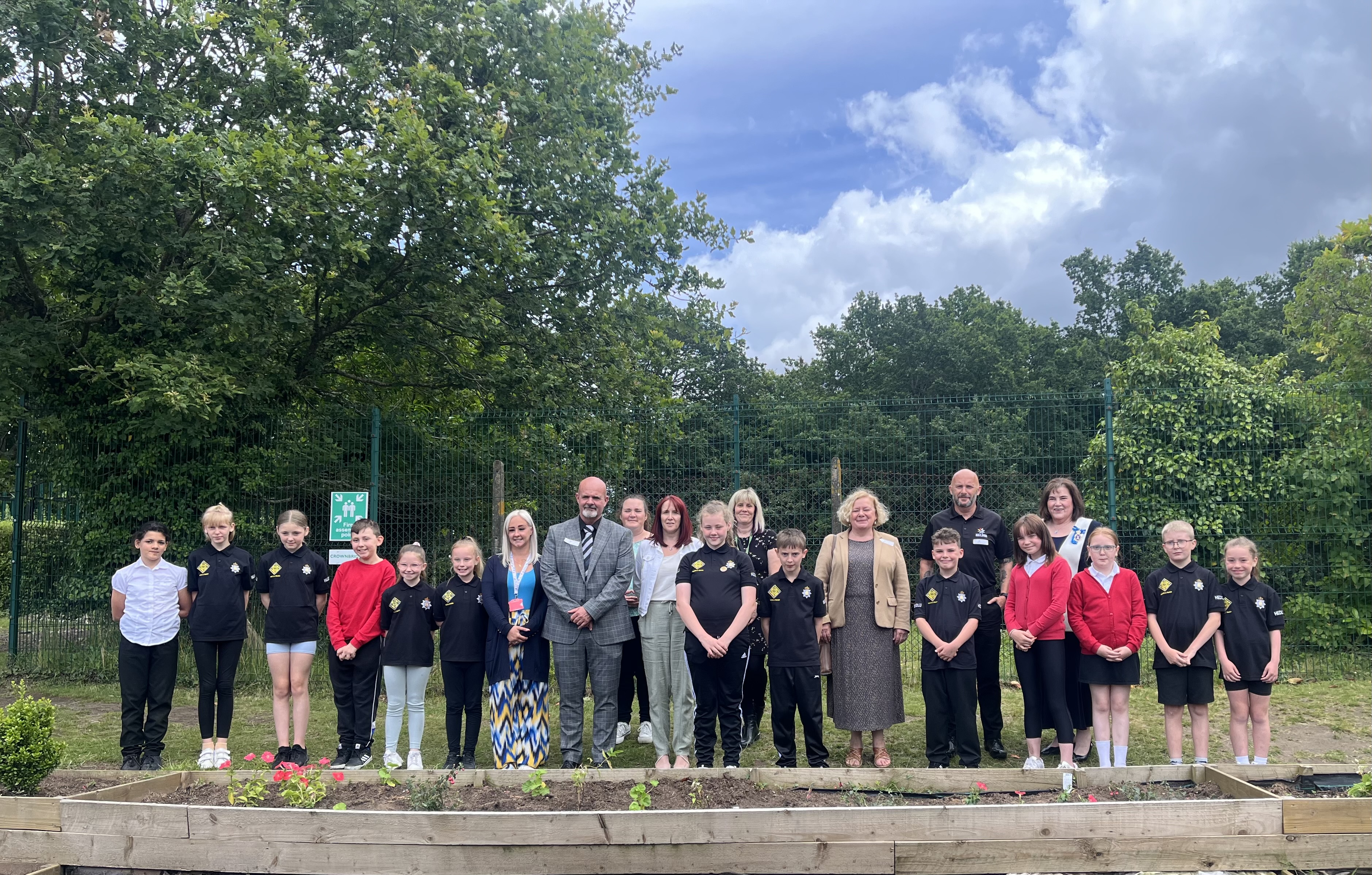 Heddlu Bach Ysgol Gynradd Penygarn yn cynnal garddwest