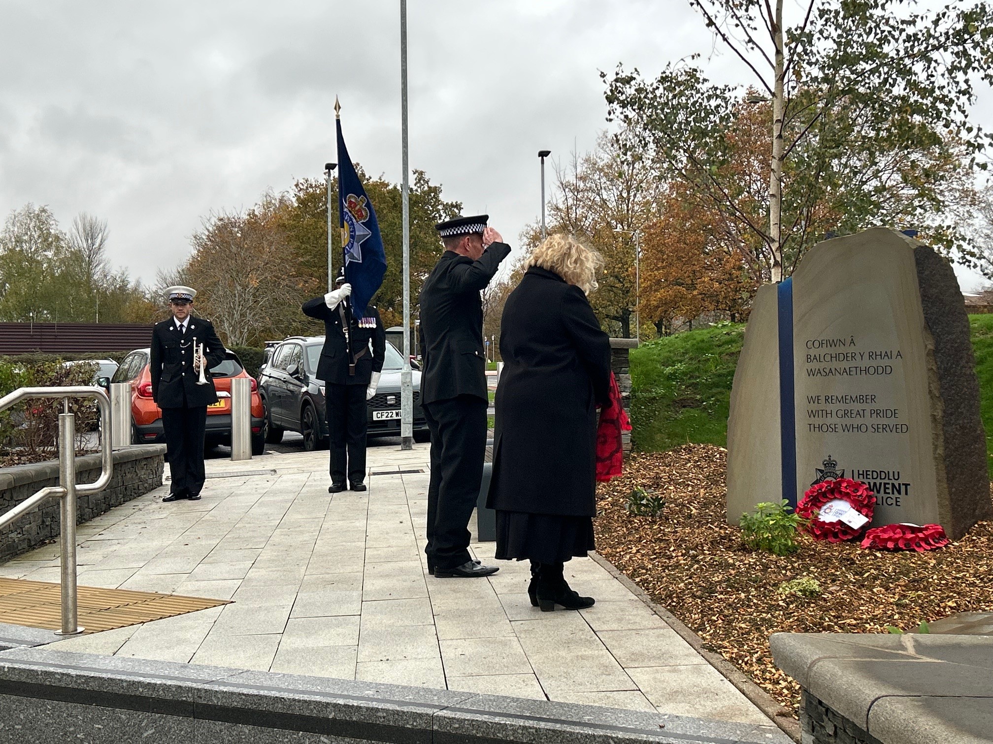 Mae'r PCC a'r CC yn plygu ger cofrestrau