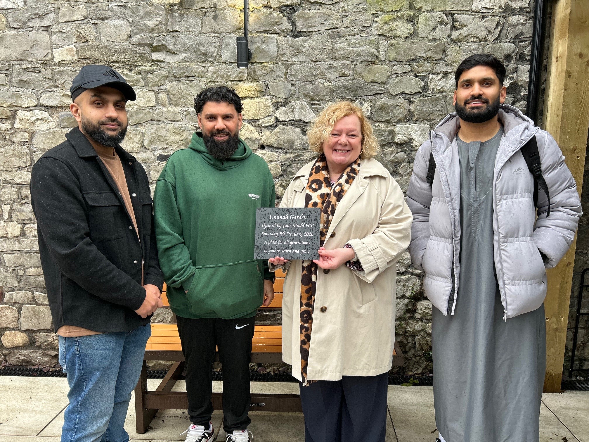 Jane Mudd gyda chynllunwyr mosg