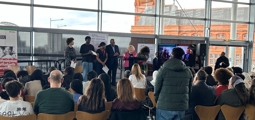 PCC Jane Mudd ar lwyfan o flaen cynulleidfa