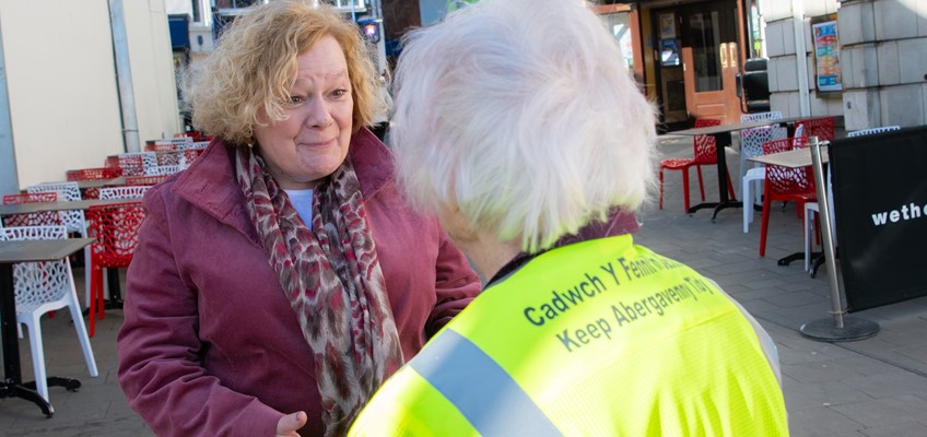 Jane Mudd talking to residents