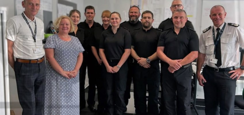 Jane Mudd gyda staff yn yr Uned Gofal i Ddioddefwyr