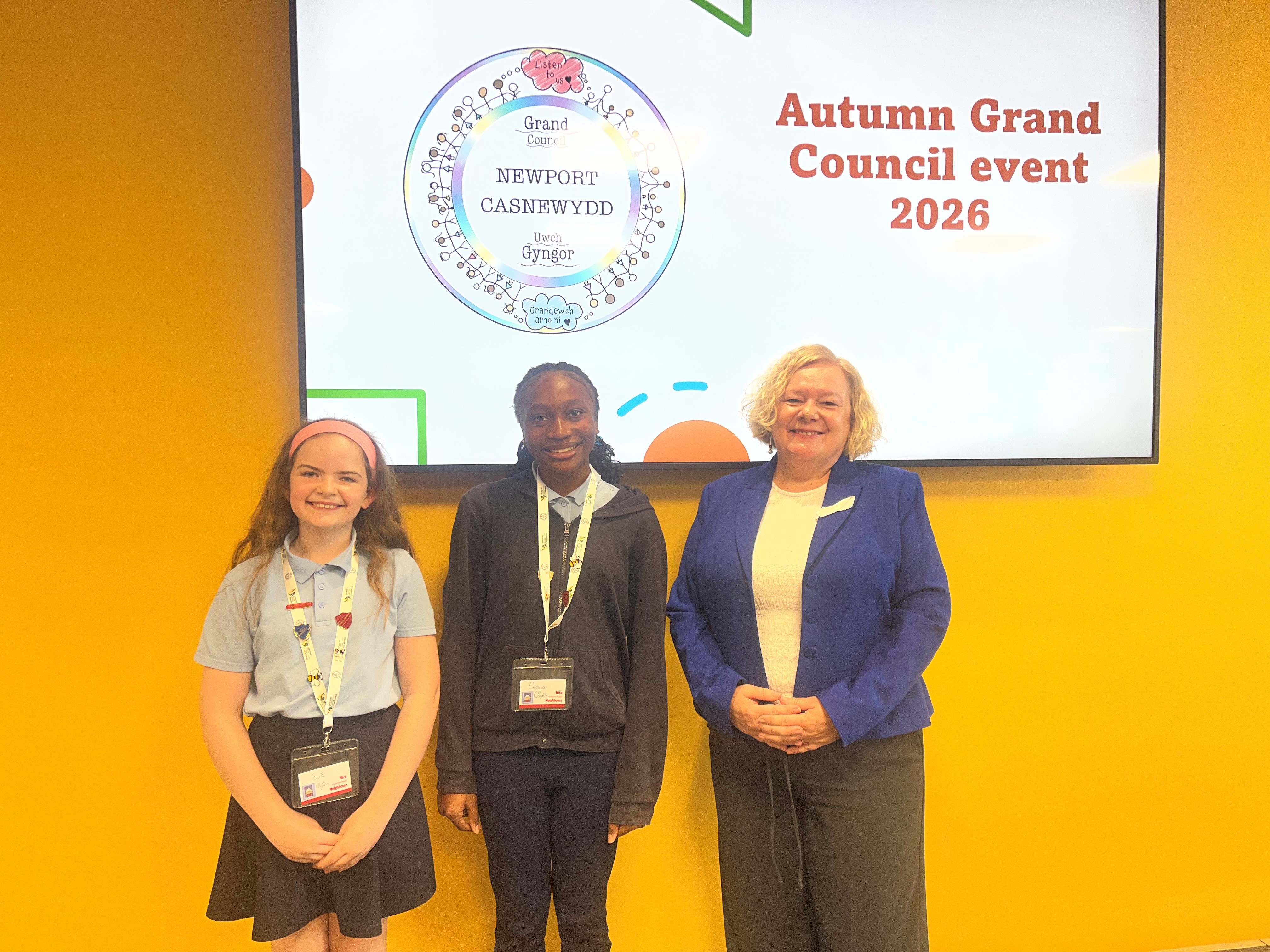 Comisiynydd yng nghyfarfod blynyddol yr Uwch-gyngor