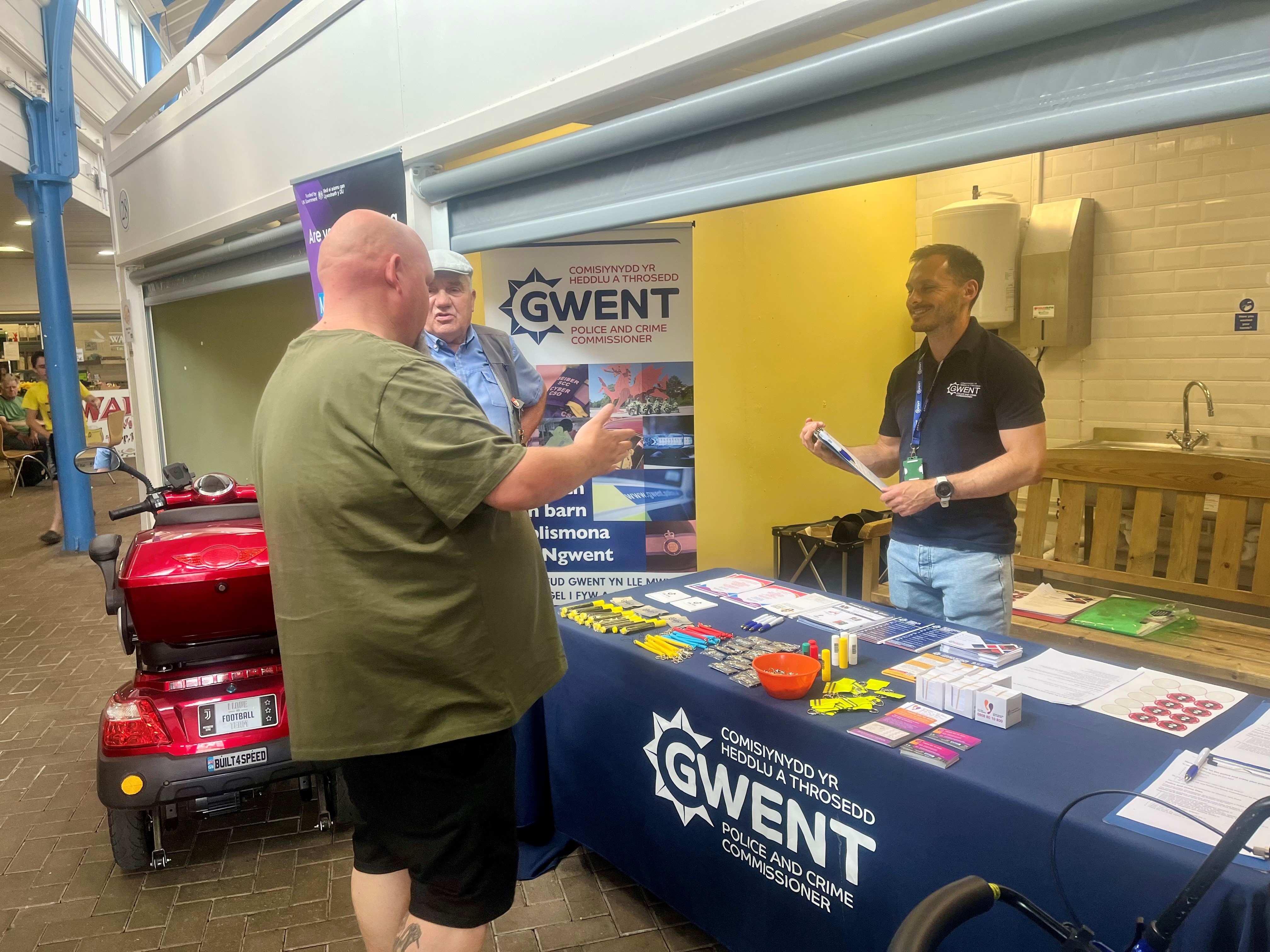 Ar grwydr Marchnad Dan Do Pont-y-pŵl. 