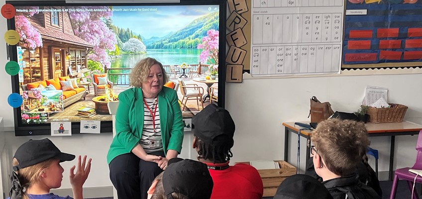 Disgyblion Ysgol Gynradd Llyswyry yn holi'r Comisiynydd