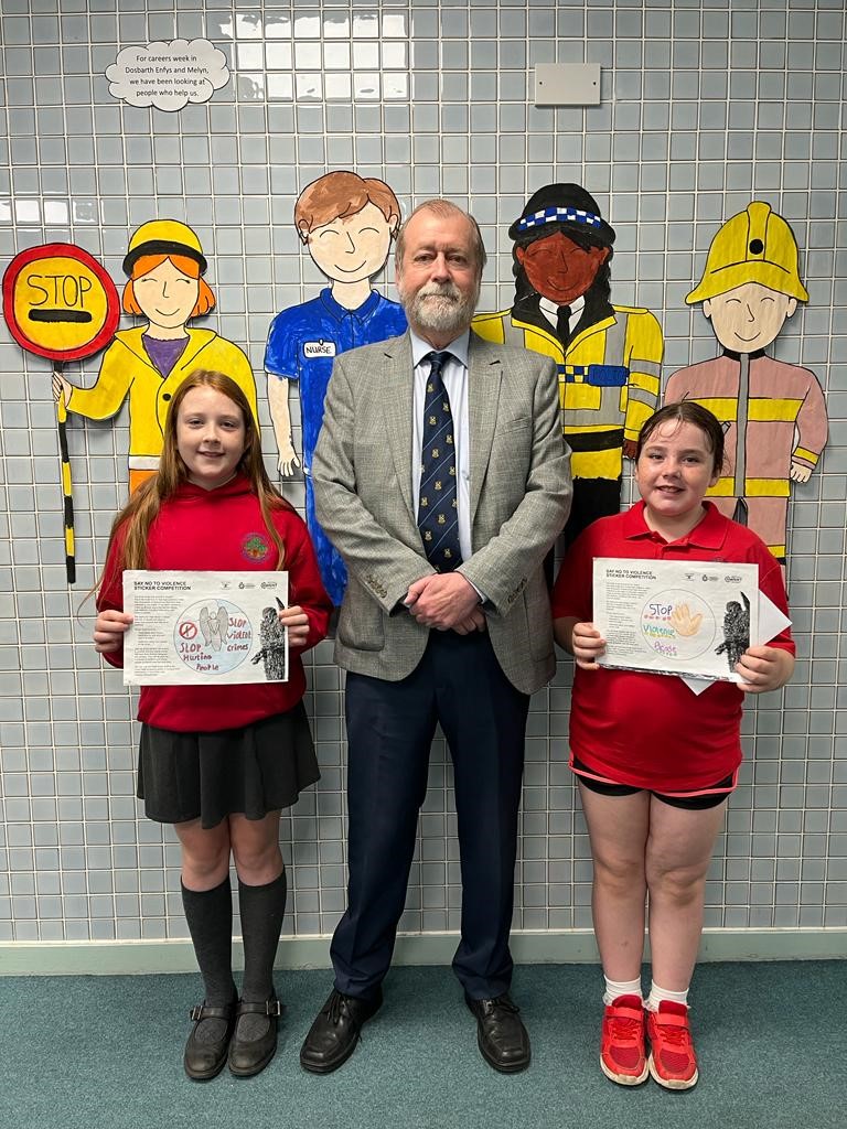 Jeff Cuthbert gydag enillwyr y gystadleuaeth