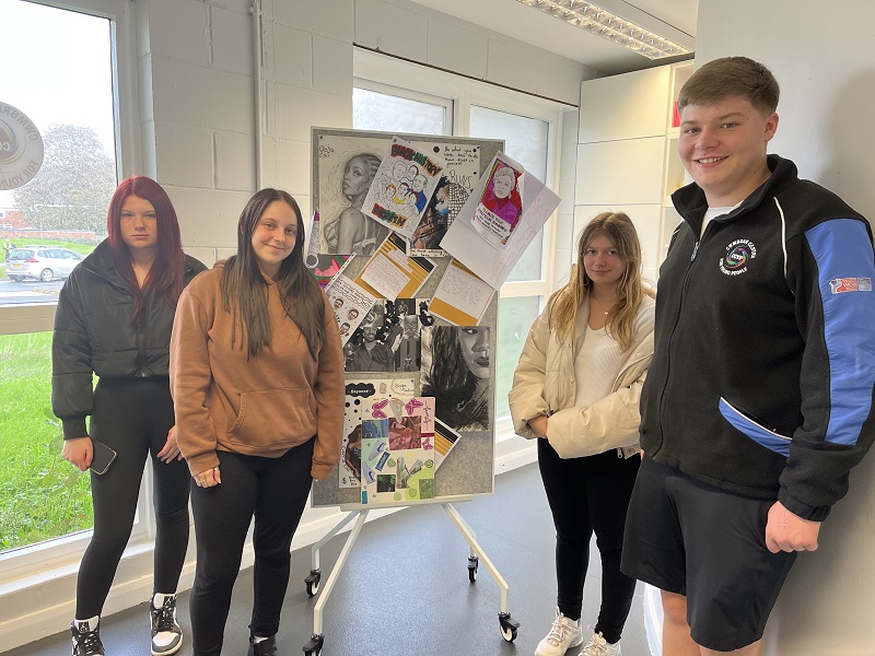 Roedd aelodau Canolfan Pobl Ifanc Cwmbrân yn sefyll o flaen bwrdd arddangos