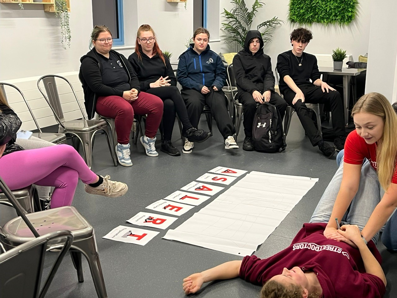 Person ifanc yn dangos sgiliau achub bywyd