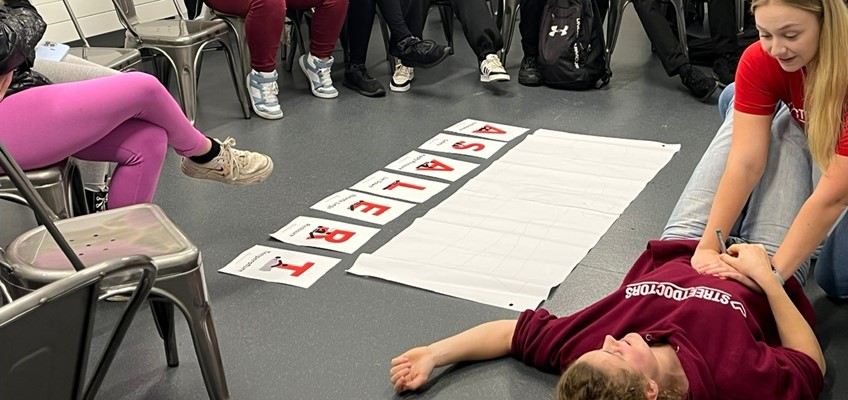 Person ifanc yn dangos sgiliau achub bywyd