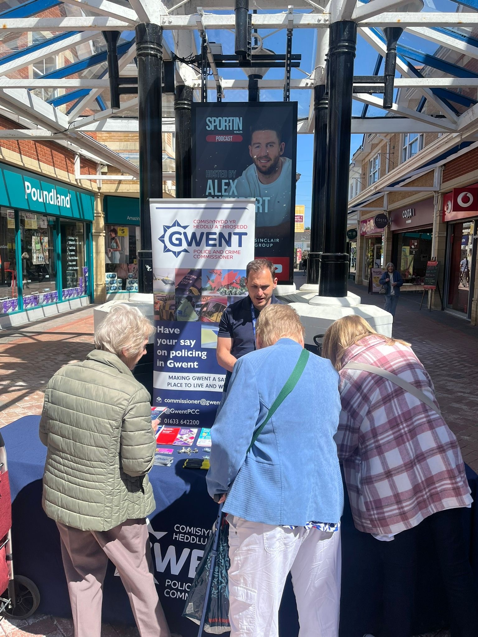 Staff OPCC yn siarad â thrigolion