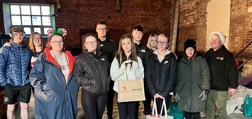 Comisiynydd yr Heddlu a Throsedd yn helpu i ariannu parseli bwyd