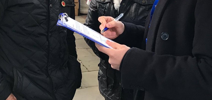 Staff Swyddfa’r Comisiynydd yn siarad â thrigolion