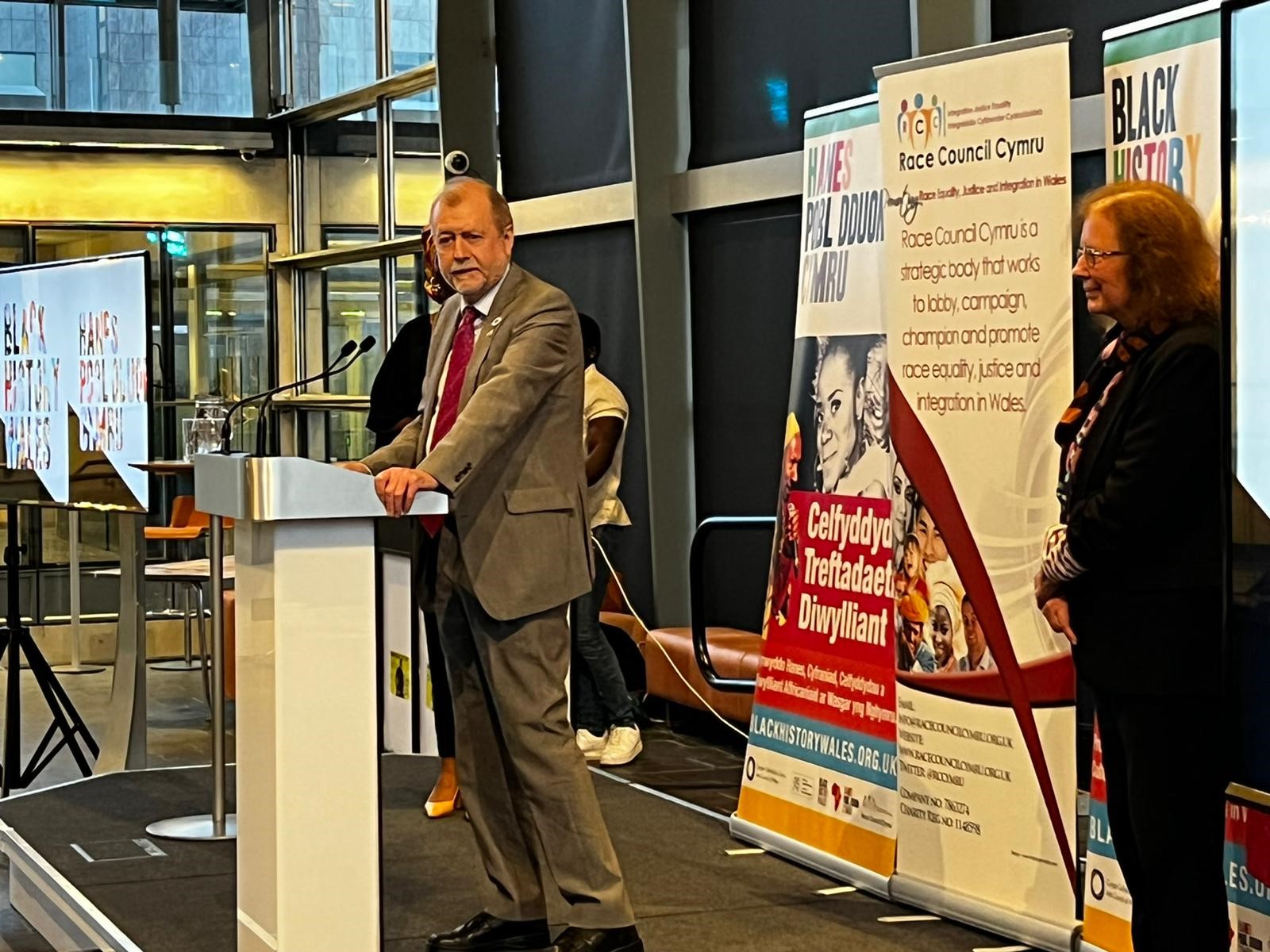 Jeff Cuthbert speaking at award ceremony 