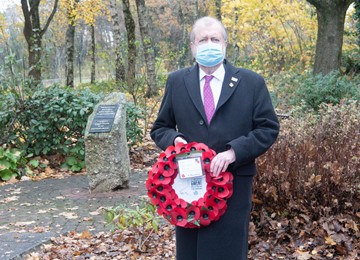 Jeff Cuthbert holding wreath