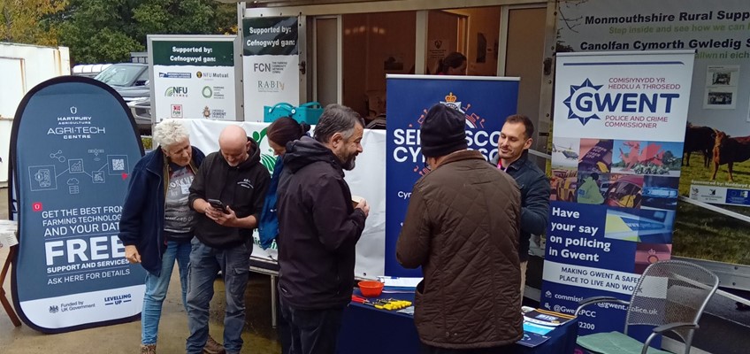 Staff OPCC yn siarad â ffermwyr