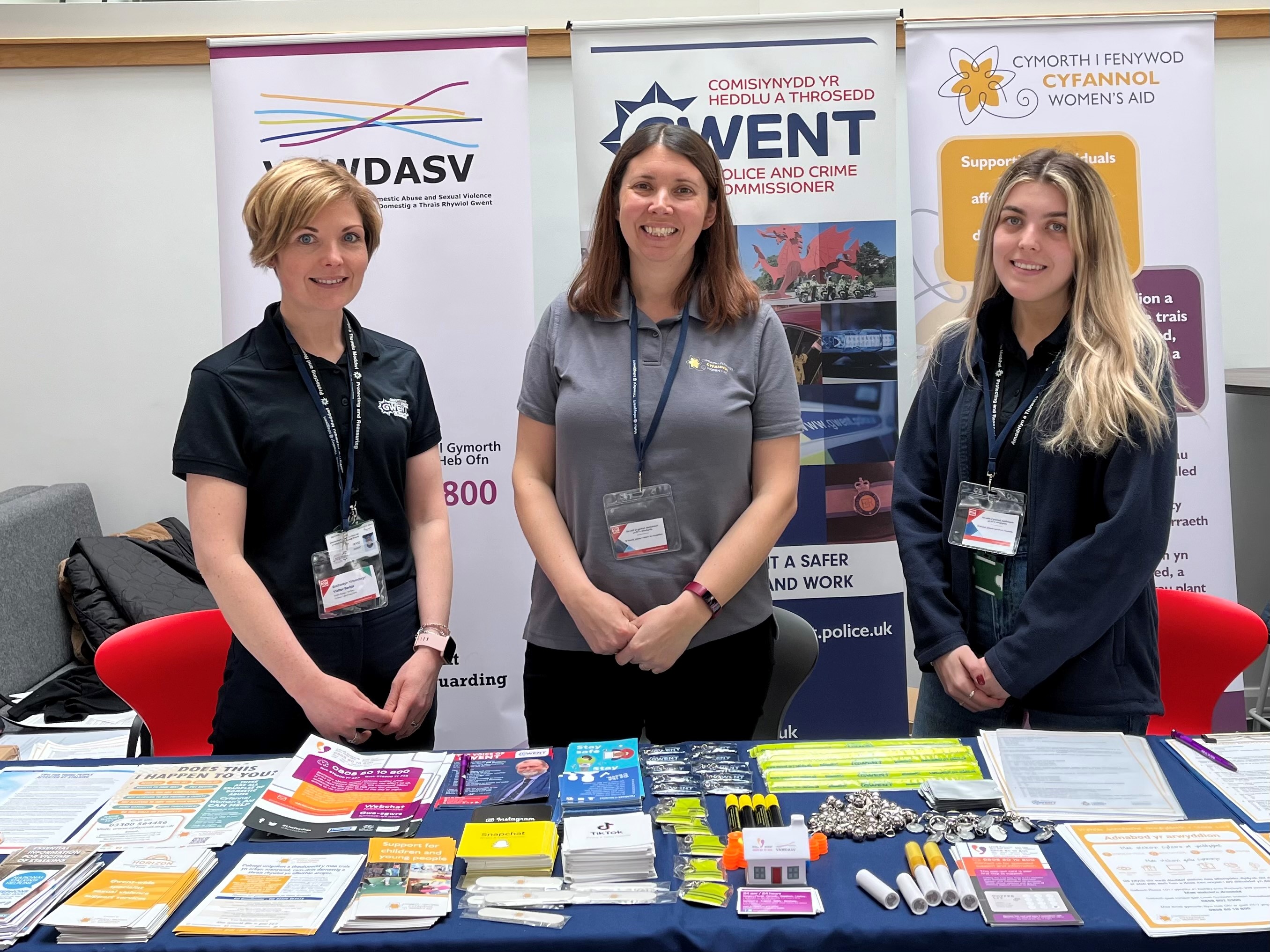 Cynrychiolwyr o Swyddfa Comisiynydd yr Heddlu a Throsedd a Cymorth i Fenywod Cyfannol yn hyrwyddo Wythnos Genedlaethol Stelcio ac Aflonyddu yng Ngholeg Gwent. 